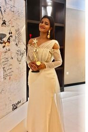 Aishwarya Rajesh with Award