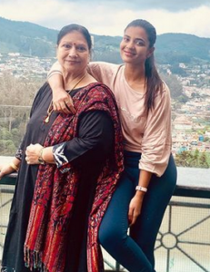 Aishwarya Rajesh with mother